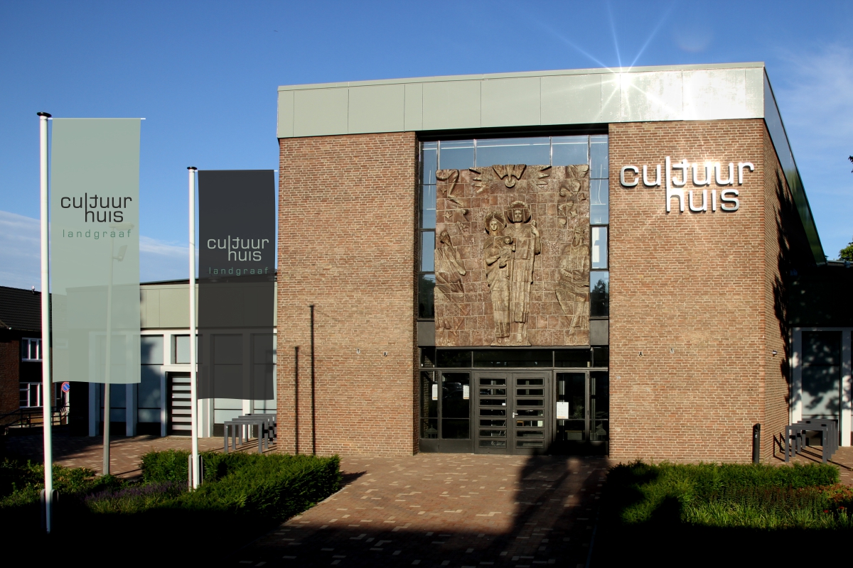 Cultuurhuis Landgraaf, gevelreclame, gevelletters, pandbelettering, muurlogo, vlaggen met uithouder, kantelbare vlaggenmasten